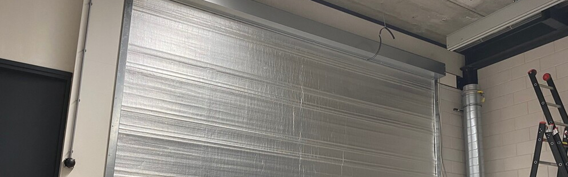 Industrieel brandwerend rolscherm in bedrijfspand