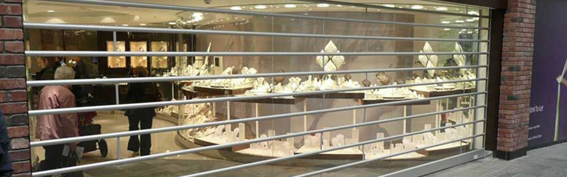 inbraakwerend rolluiken - montage KSA Deurtechniek in opening winkelruimte